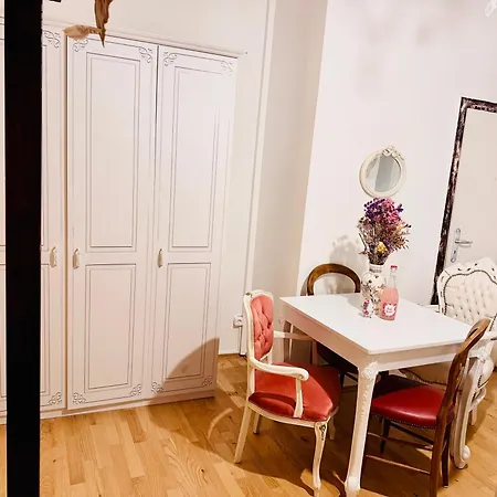 Amber Vintage Apartment *
